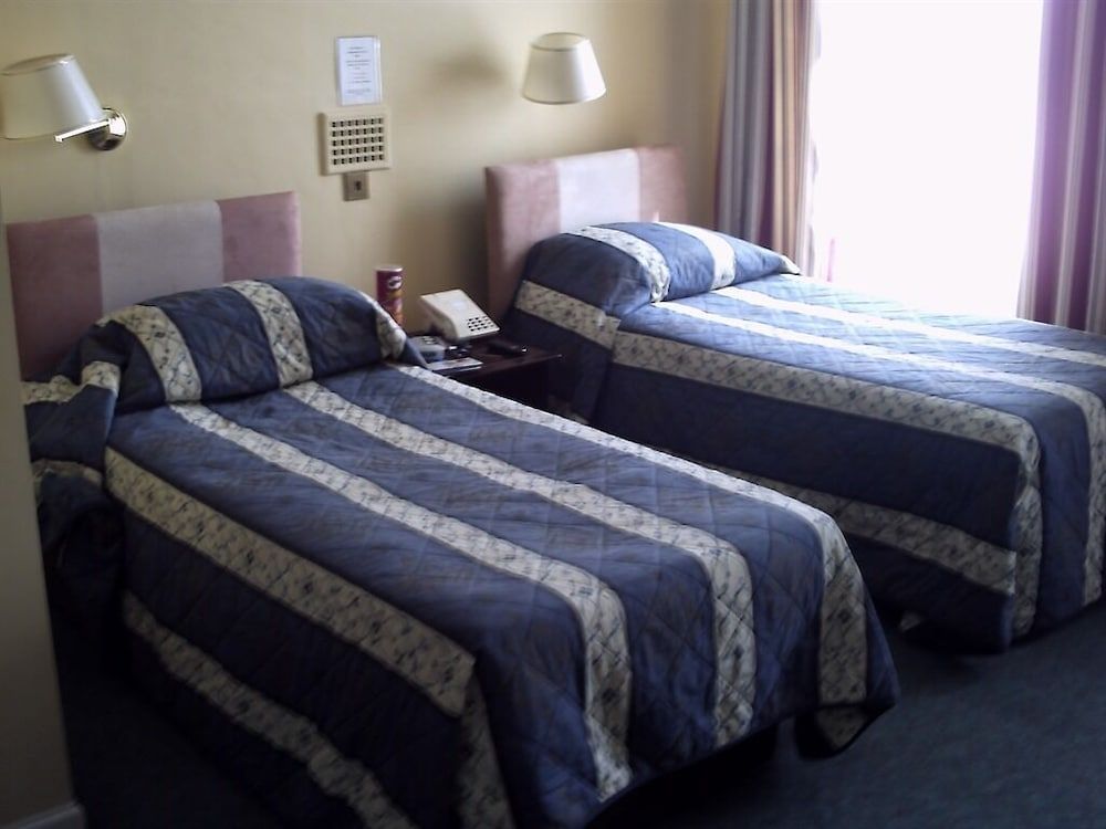 The Lansdowne Hotel Standard Twin Room, Ensuite 3