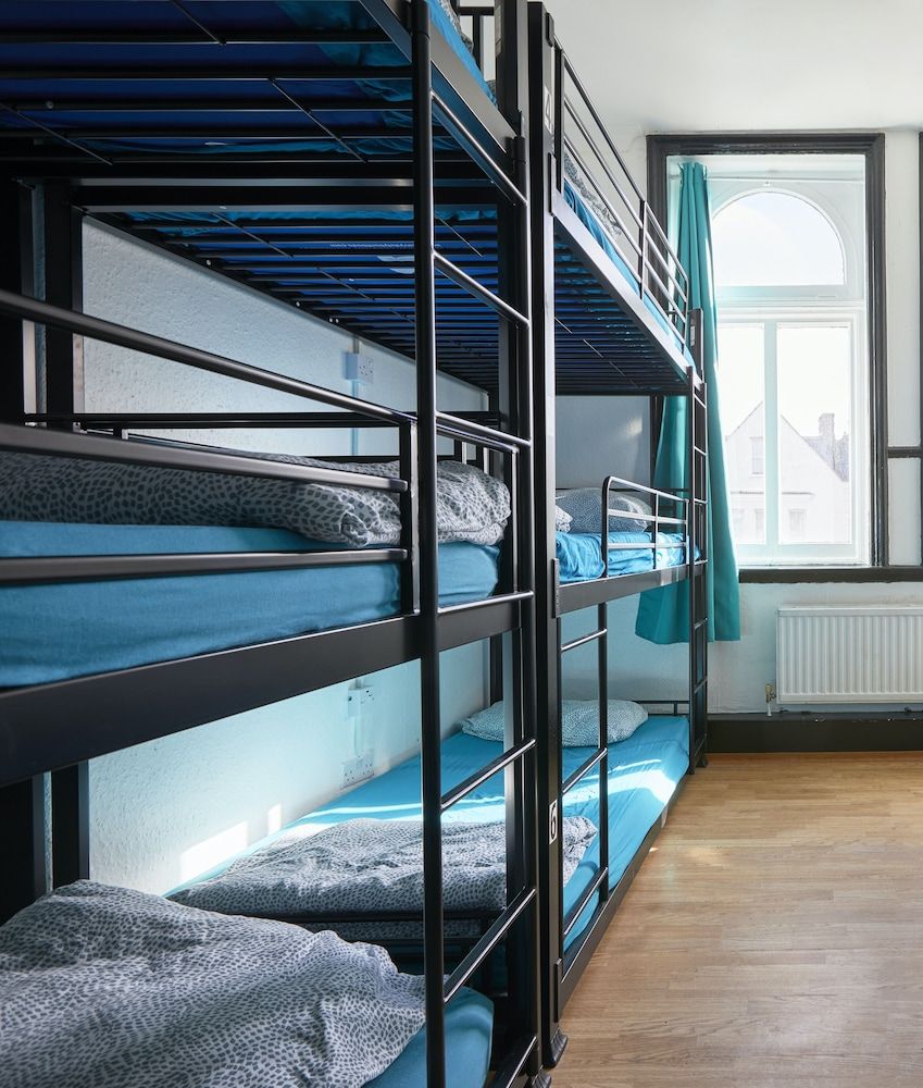 6 Bed Private Room (shared bathroom)