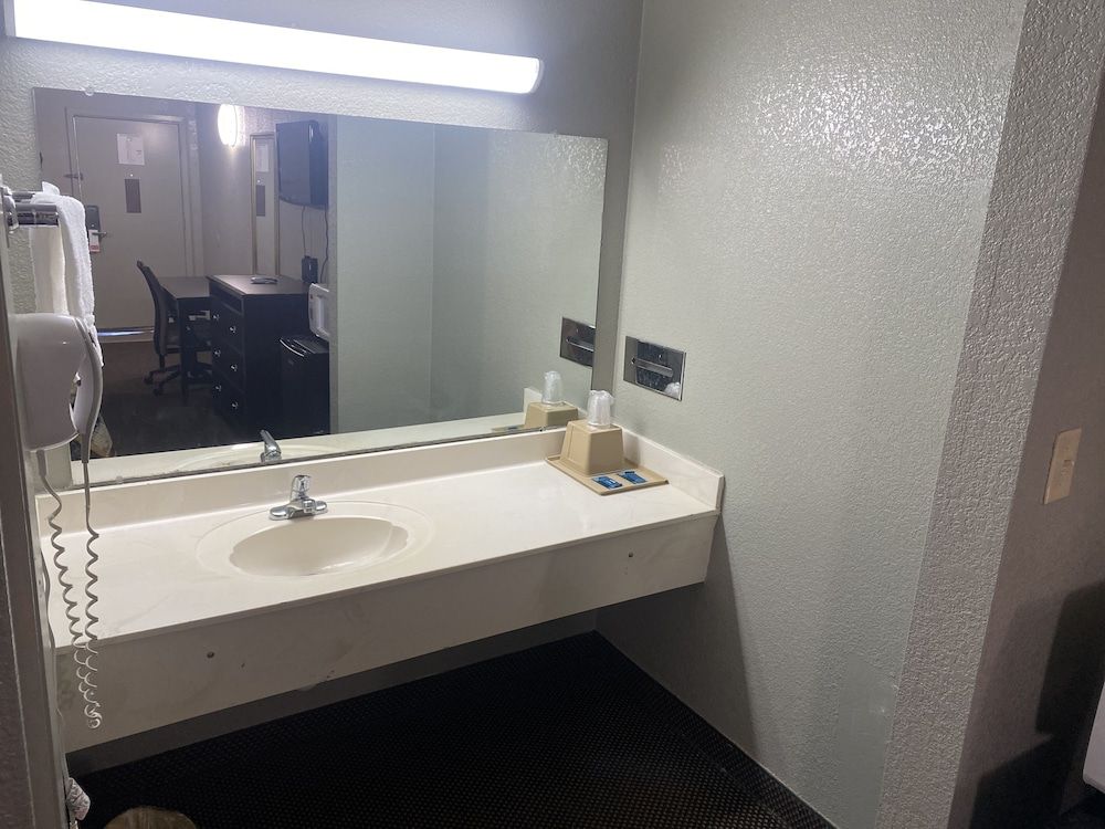 Diamond Inn Standard Single Room, 1 King Bed, Non Smoking 3