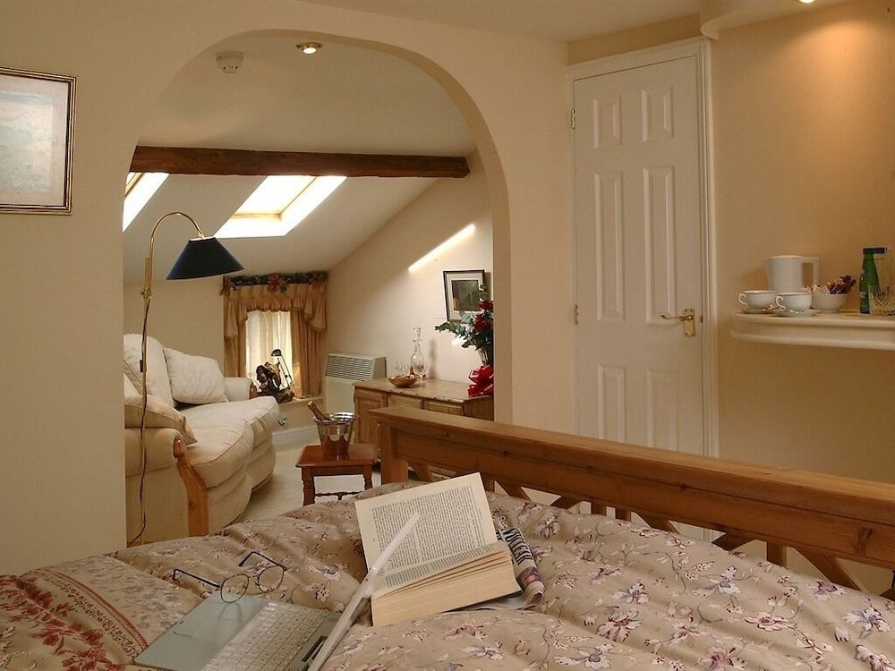 The Longham White Horse Suite, Ensuite 3