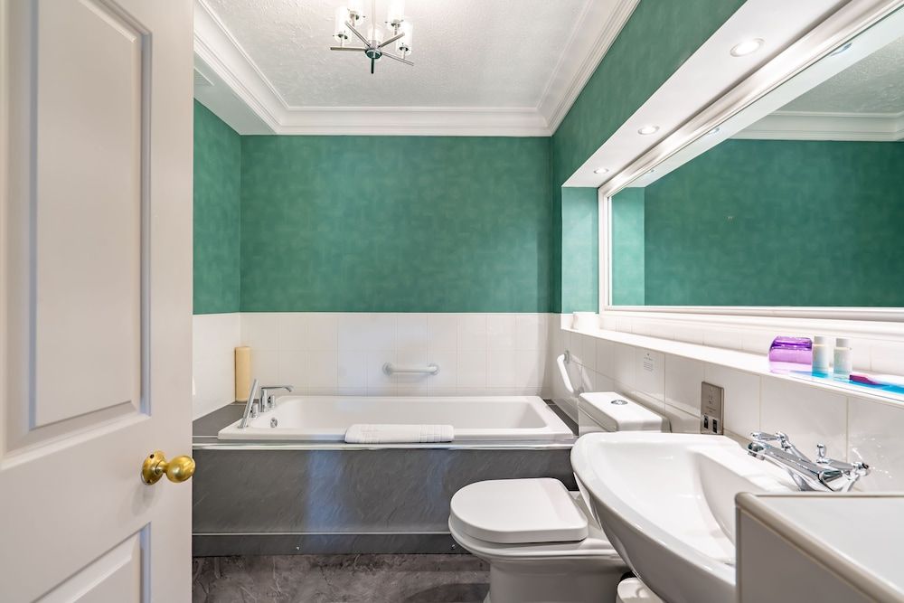 Banchory Lodge Hotel Deluxe King Room with Balcony 7