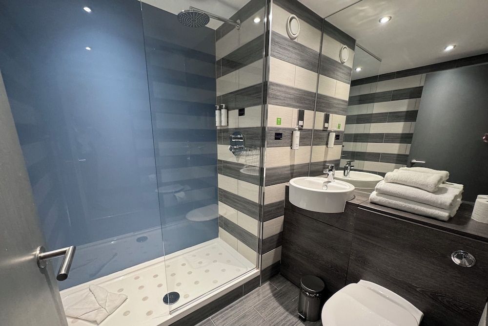 Village Hotel Glasgow Double Room, 1 Double Bed 5