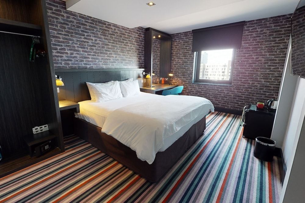 Village Hotel Glasgow Double Room, 1 Double Bed 3