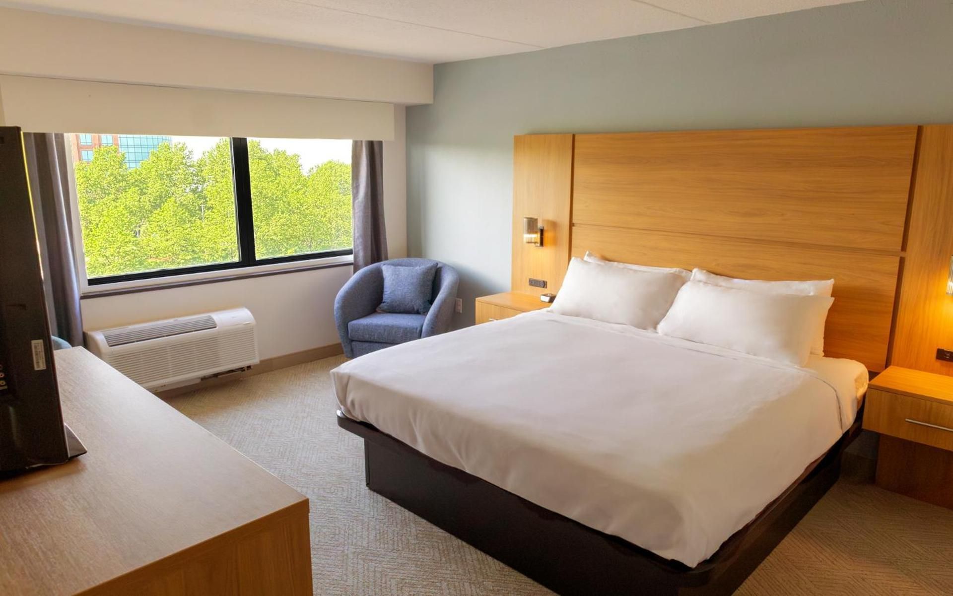 Deluxe King Room with Roll-In Shower - Mobility and Hearing Access/Non-Smoking