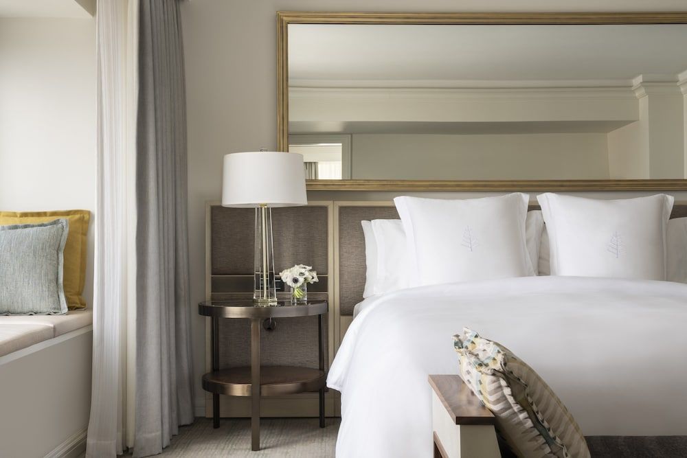 Four Seasons Hotel Chicago City View Room, 1 King Bed 5