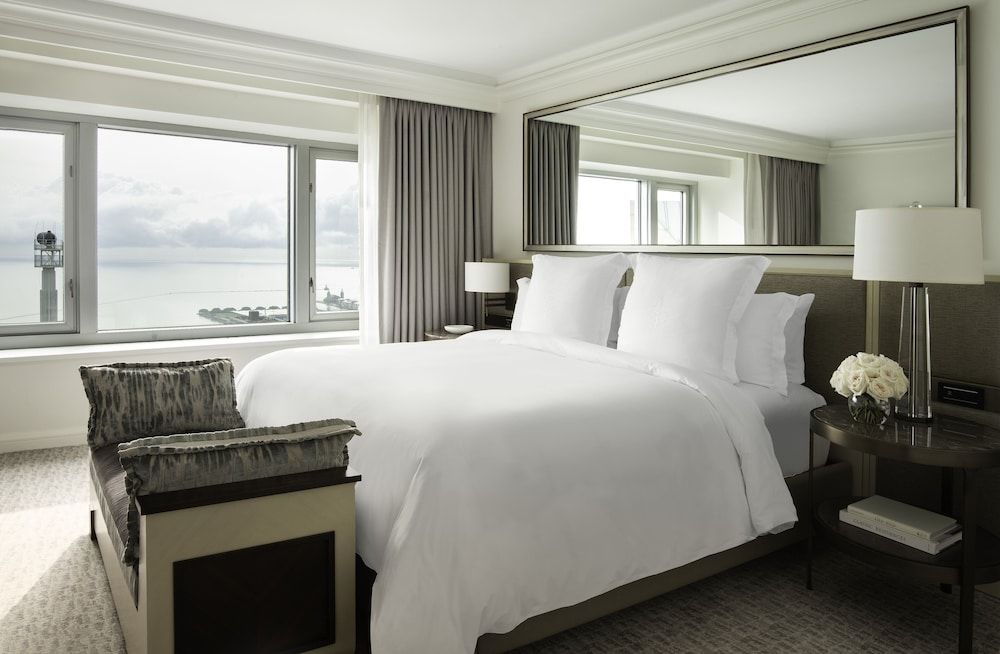 Four Seasons Hotel Chicago City View Room, 1 King Bed 6
