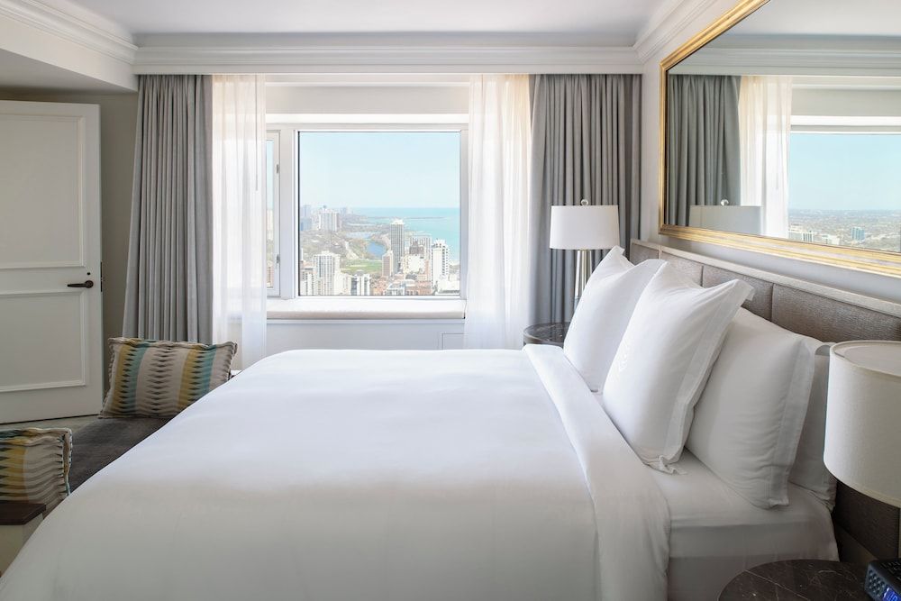 Four Seasons Hotel Chicago City View Room, 1 King Bed 4