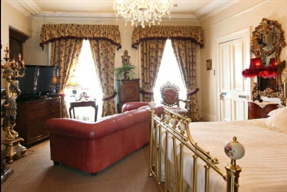 Charlemont House Honeymoon Suite, Ensuite 2