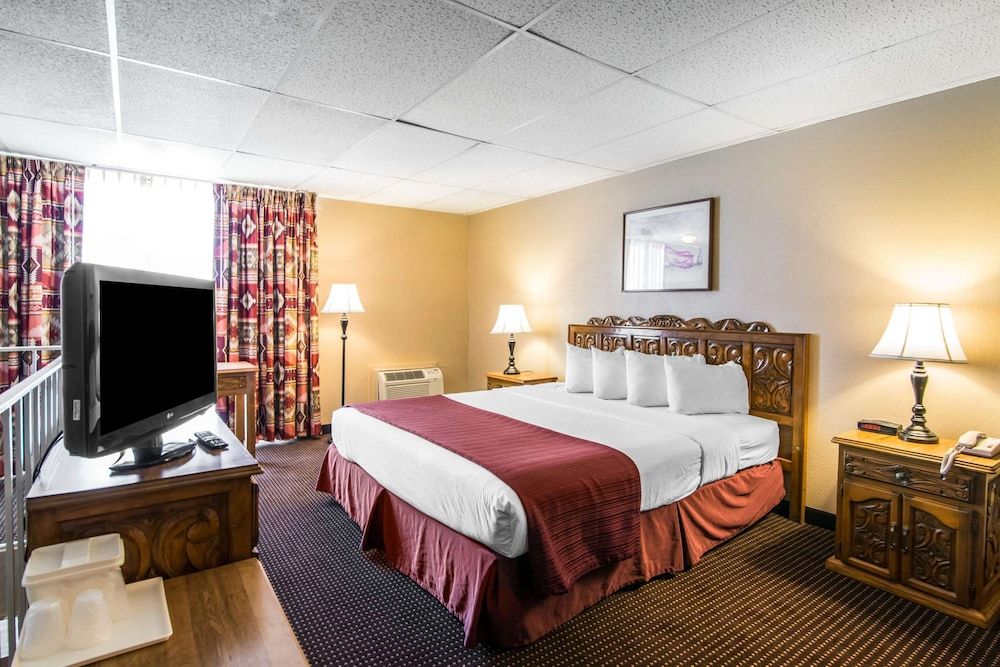 Quality Inn Taos Room, 1 King Bed, Accessible, Non Smoking 2