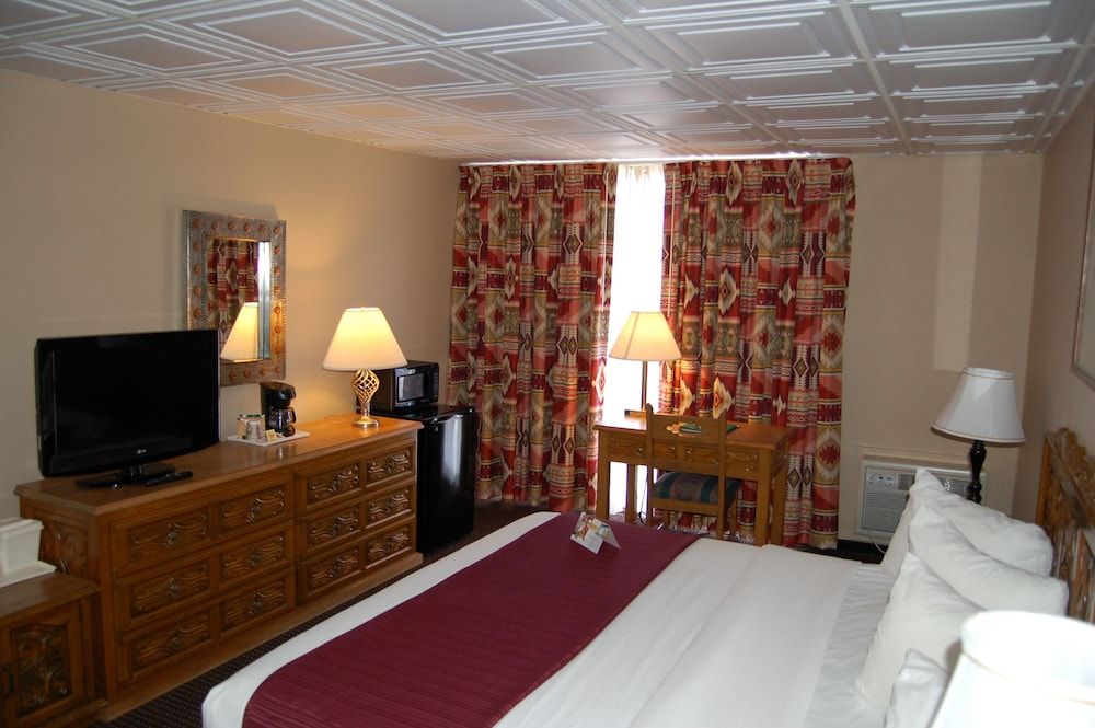 Quality Inn Taos Standard Room, 1 King Bed, Non Smoking 5