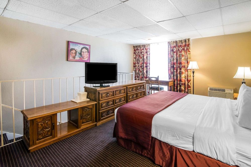 Quality Inn Taos Room, 1 King Bed, Accessible, Non Smoking