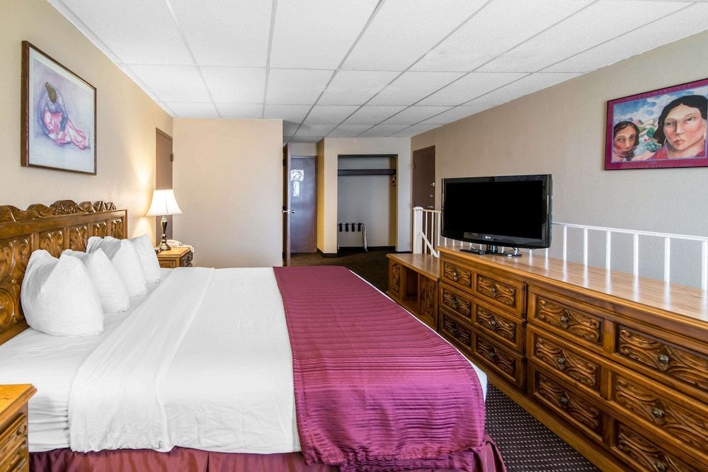 Quality Inn Taos Room, 1 King Bed, Accessible, Non Smoking 3