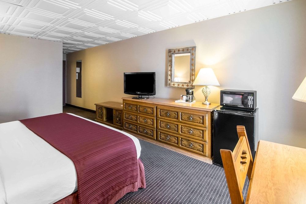 Quality Inn Taos Standard Room, 1 King Bed, Non Smoking