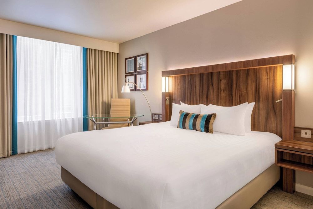 Courtyard by Marriott Edinburgh Room, 1 King Bed 3