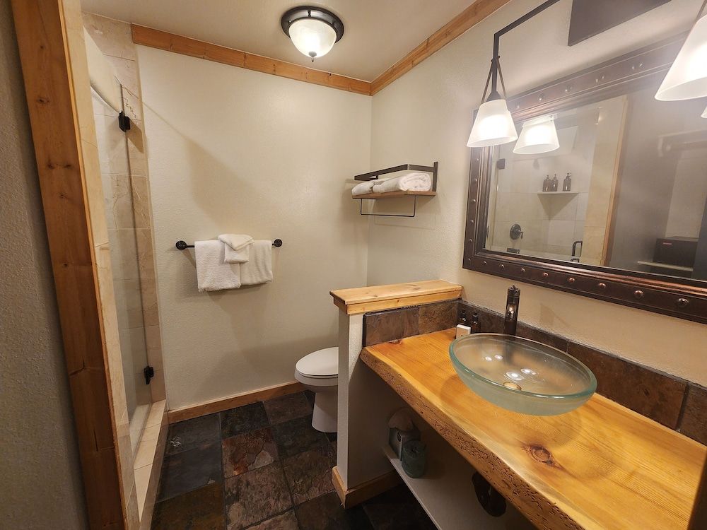 Outbound Mammoth Deluxe Room, 1 King Bed 4