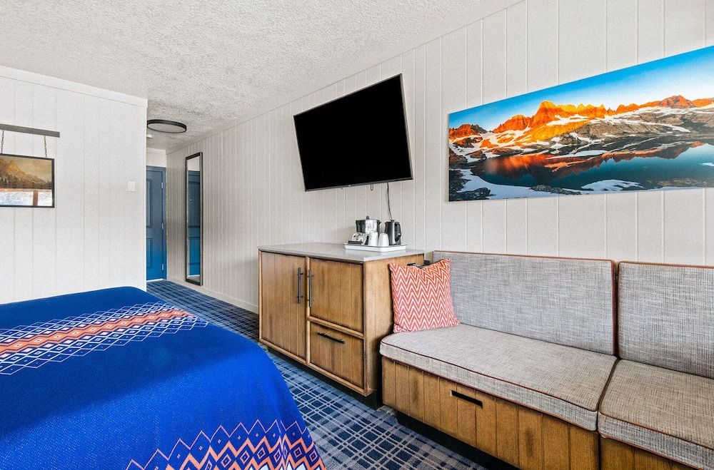 Outbound Mammoth Deluxe Room, 1 King Bed 3