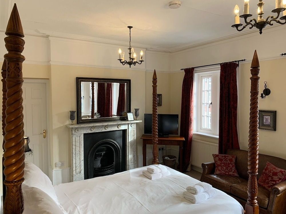 Gothic House Double Room (Four Poster) 8