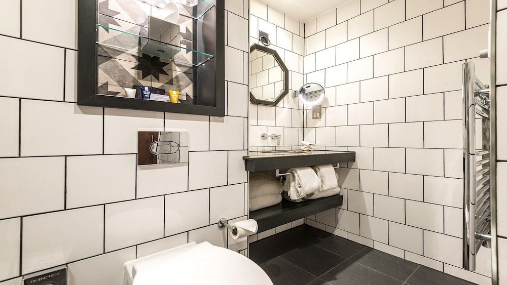 Hotel Indigo York by IHG Standard Room, 1 King Bed 15