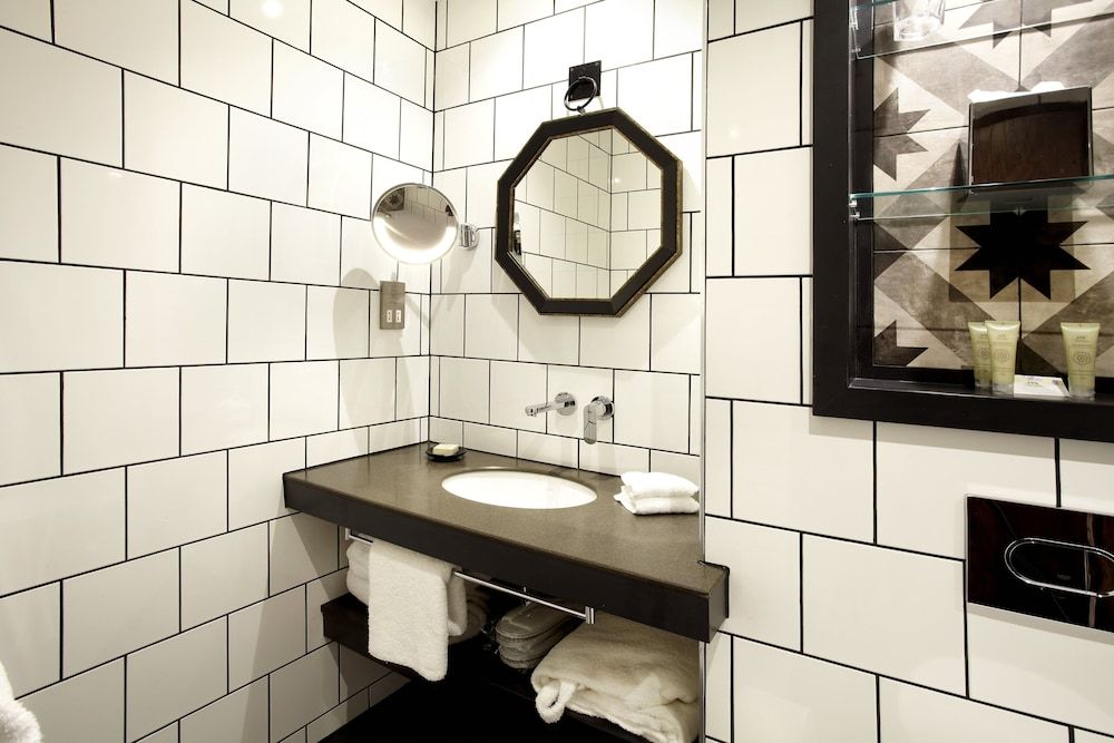 Hotel Indigo York by IHG Standard Room, 1 King Bed 17