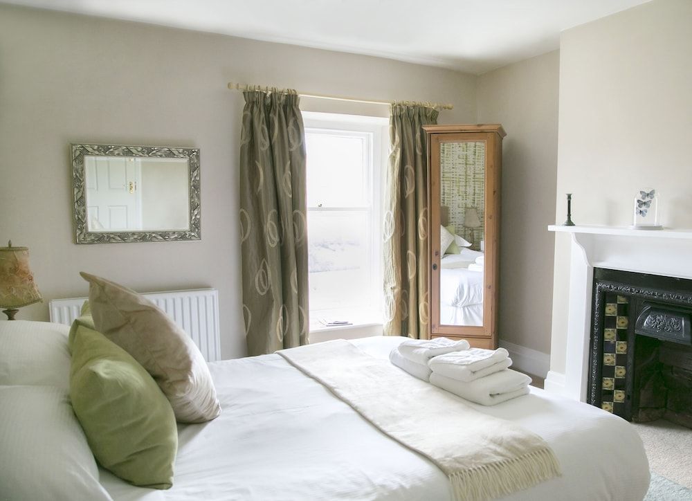 Principal double room 3, shower, valley view