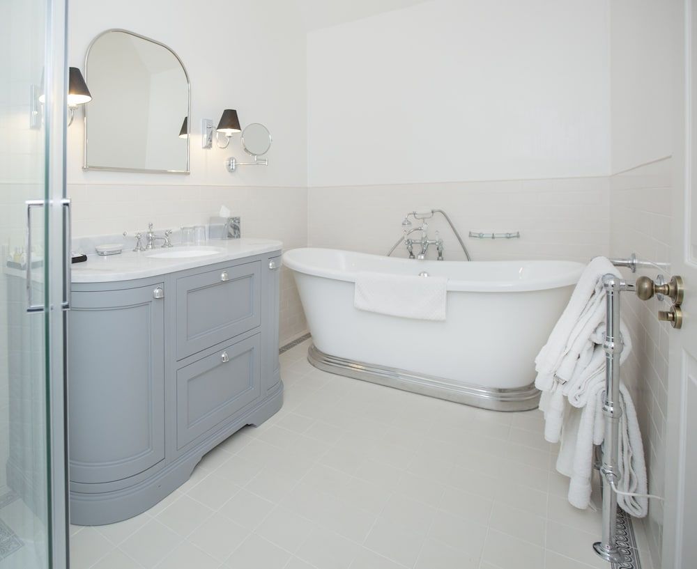 Lords of the Manor Hotel Luxury Room, Garden View 4