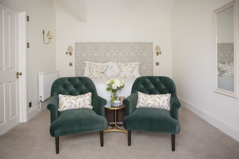 Lords of the Manor Hotel Luxury Room, Garden View 5