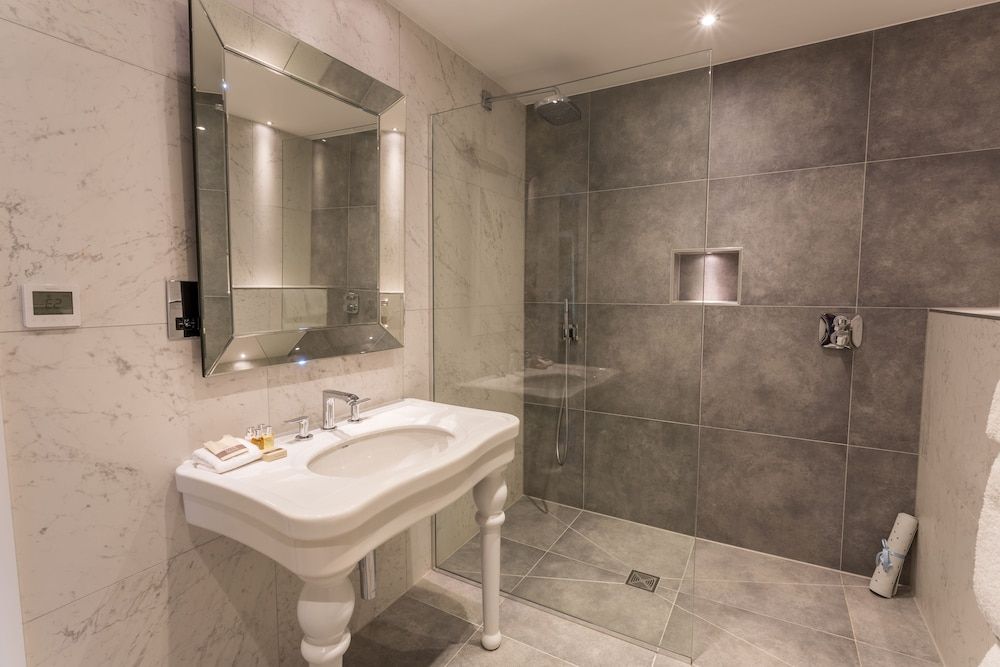 Storrs Hall Hotel Double Room, Lake View 10