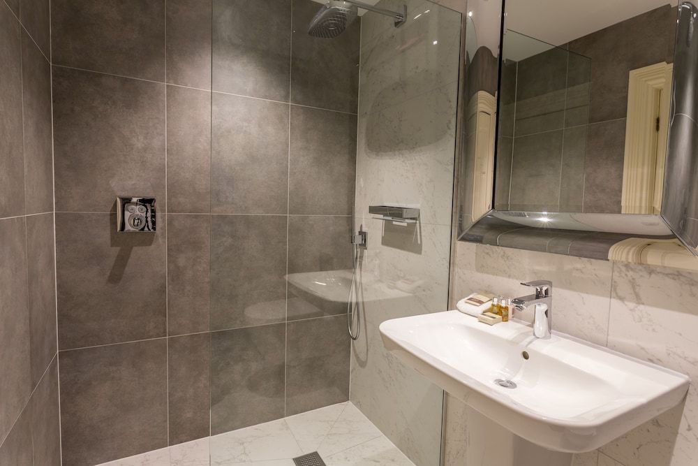 Storrs Hall Hotel Double Room, Lake View 11