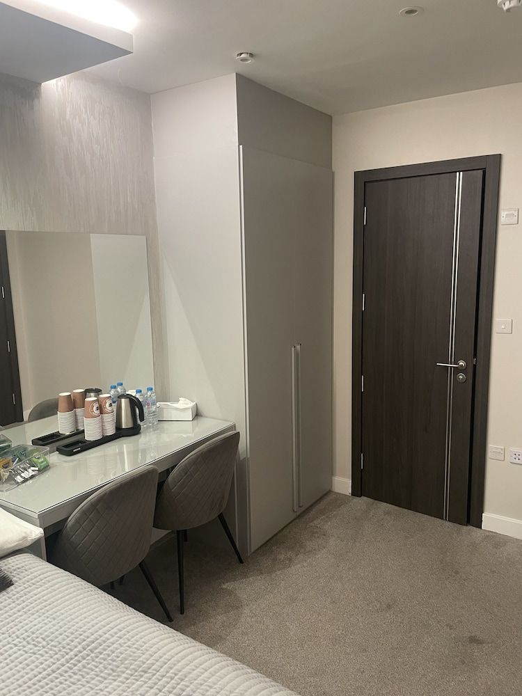 Park Avenue Hotel Quadruple Room 4