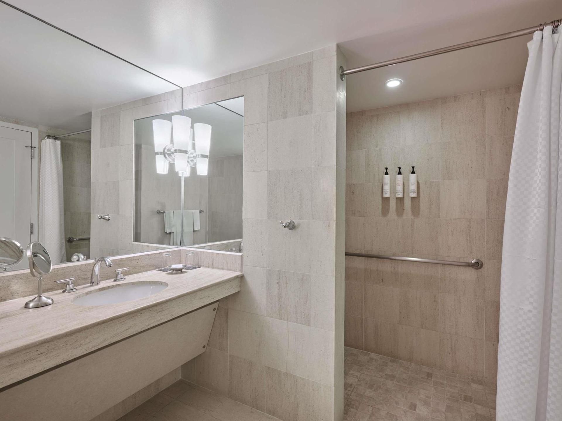 CLASSIC 1 KING HEARING AND MOBILITY ACCESSIBLE TUB