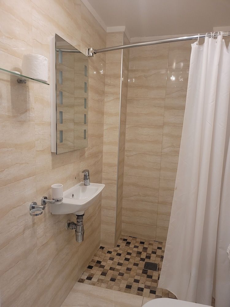 George Hotel Junior Double Room Ensuite 3