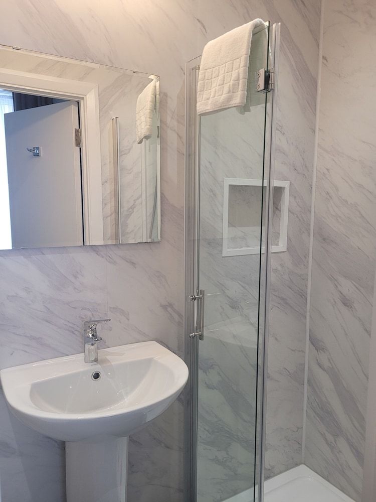 George Hotel Double Room Ensuite Lower Ground Floor 4