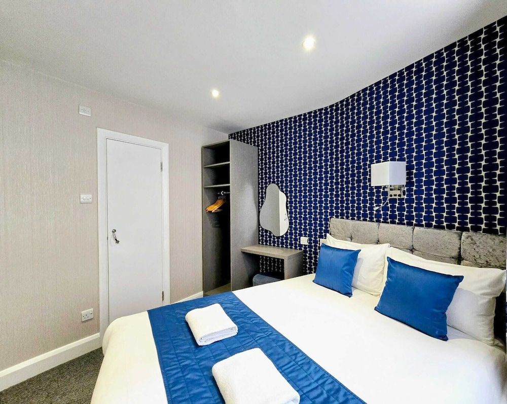 George Hotel Double Room Ensuite Lower Ground Floor 2