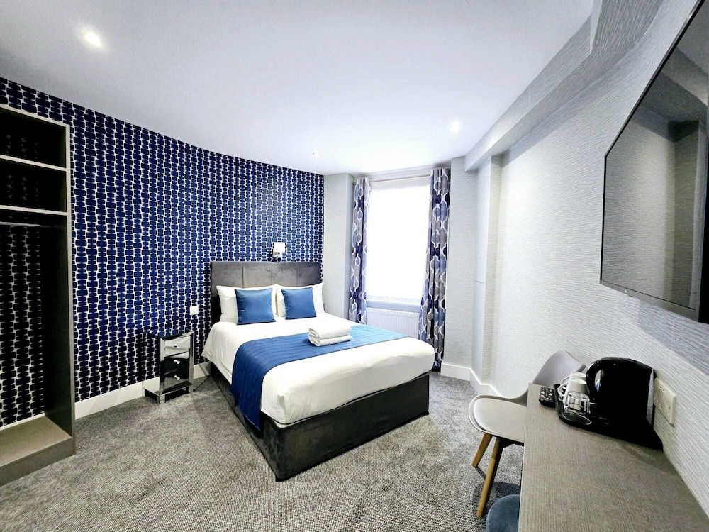 George Hotel Double Room Ensuite Lower Ground Floor 3