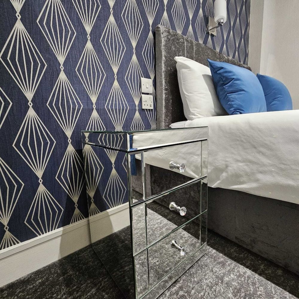 George Hotel Double Room Ensuite Lower Ground Floor