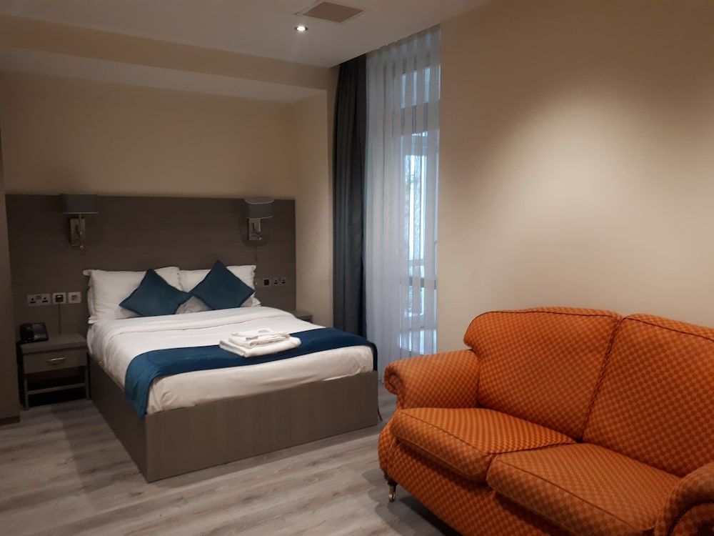 undefined The Lion & Key Hotel