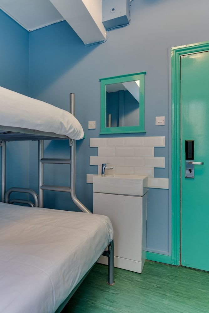 Clink 261 Hostel Twin Room, Shared Bathroom 3