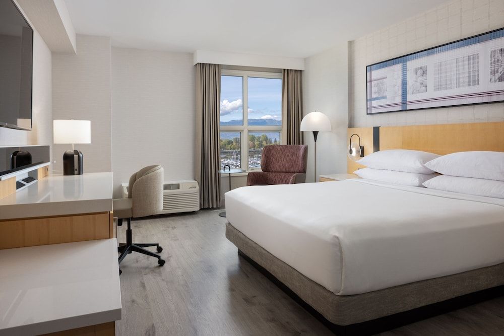 Room, 1 King Bed, Lake View