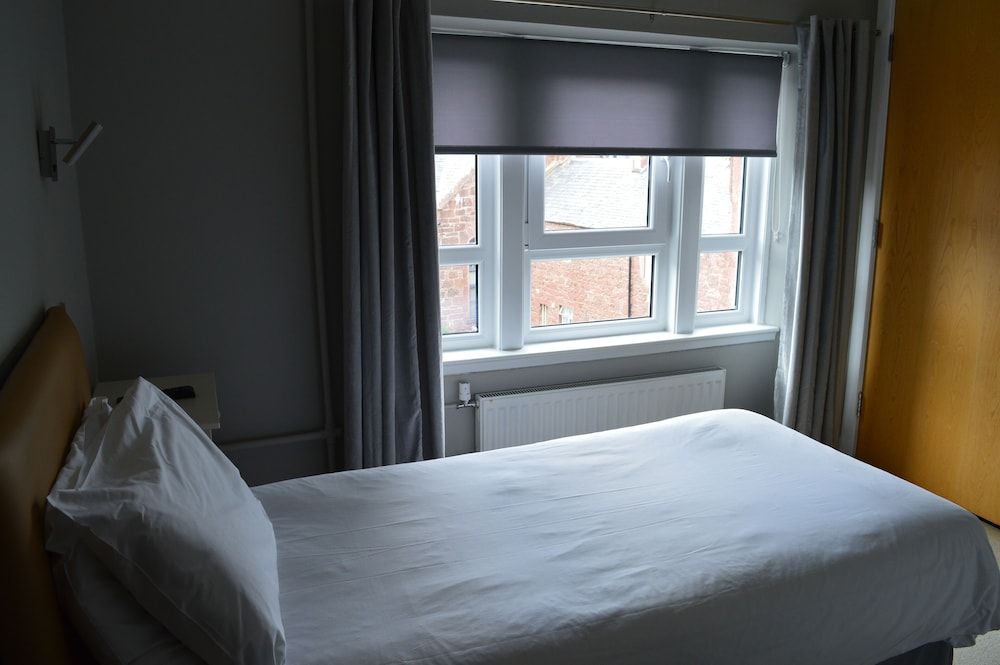 Airlie Arms Hotel Single Room, Ensuite