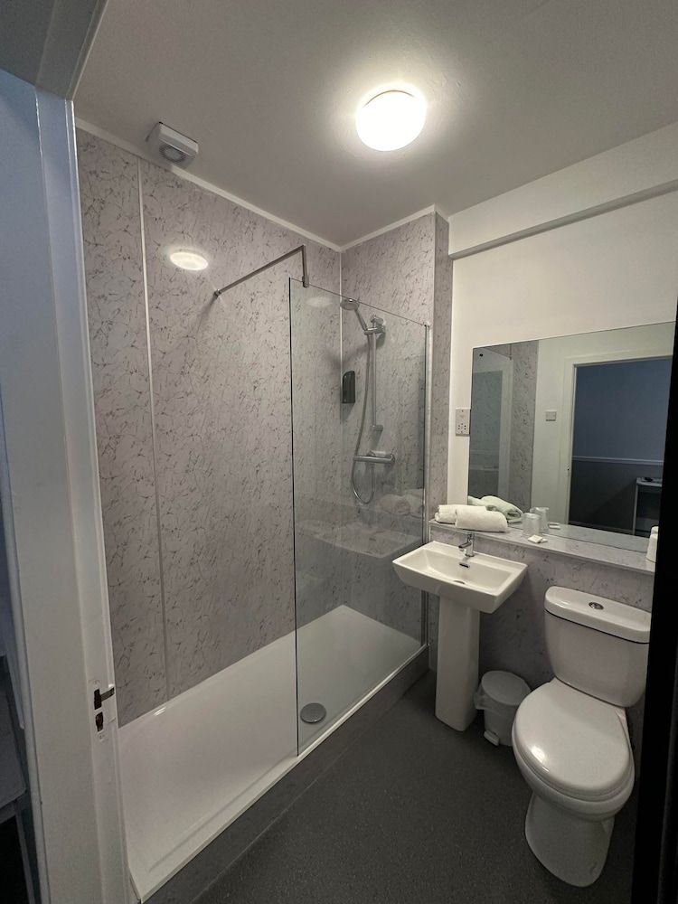 Airlie Arms Hotel Double Room, Ensuite (Dog Allowed) 3