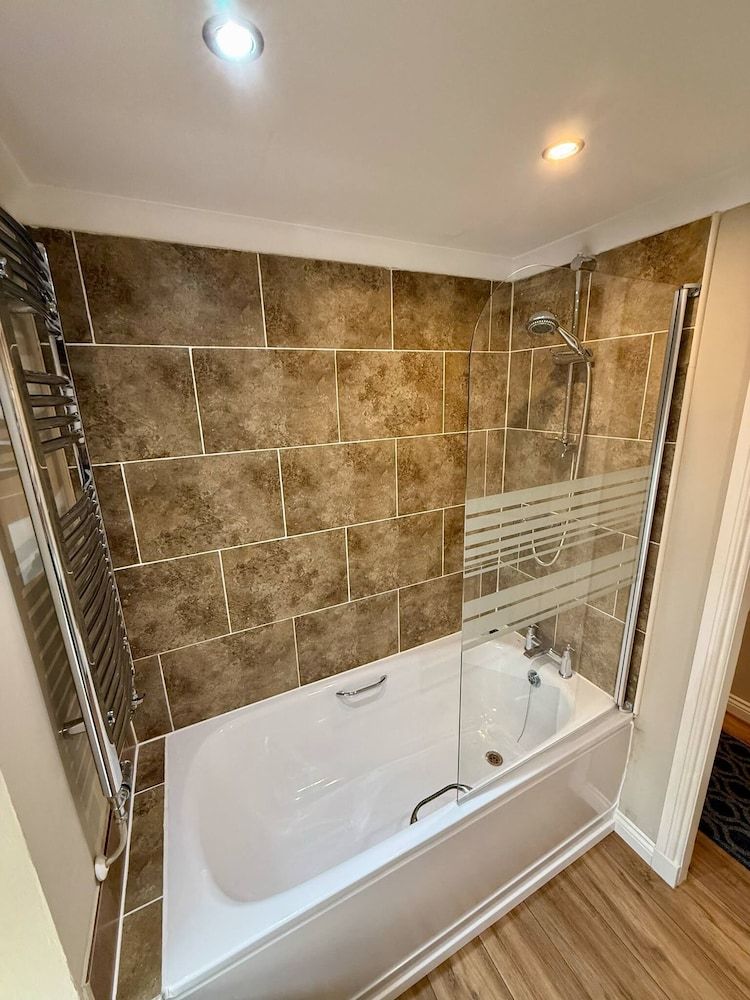 Airlie Arms Hotel Apartment, 2 Bedrooms, Private Bathroom (Upper Flat) 4