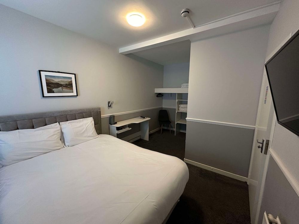 Airlie Arms Hotel Double Room, Ensuite (Dog Allowed)