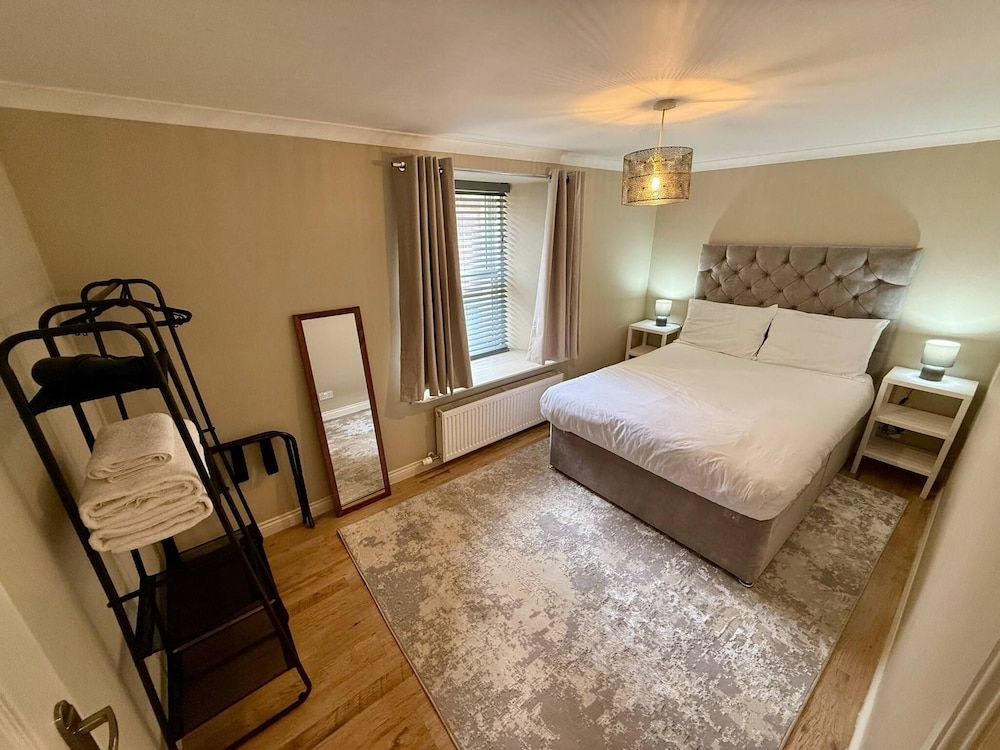 Airlie Arms Hotel Apartment, 2 Bedrooms, Private Bathroom (Upper Flat)