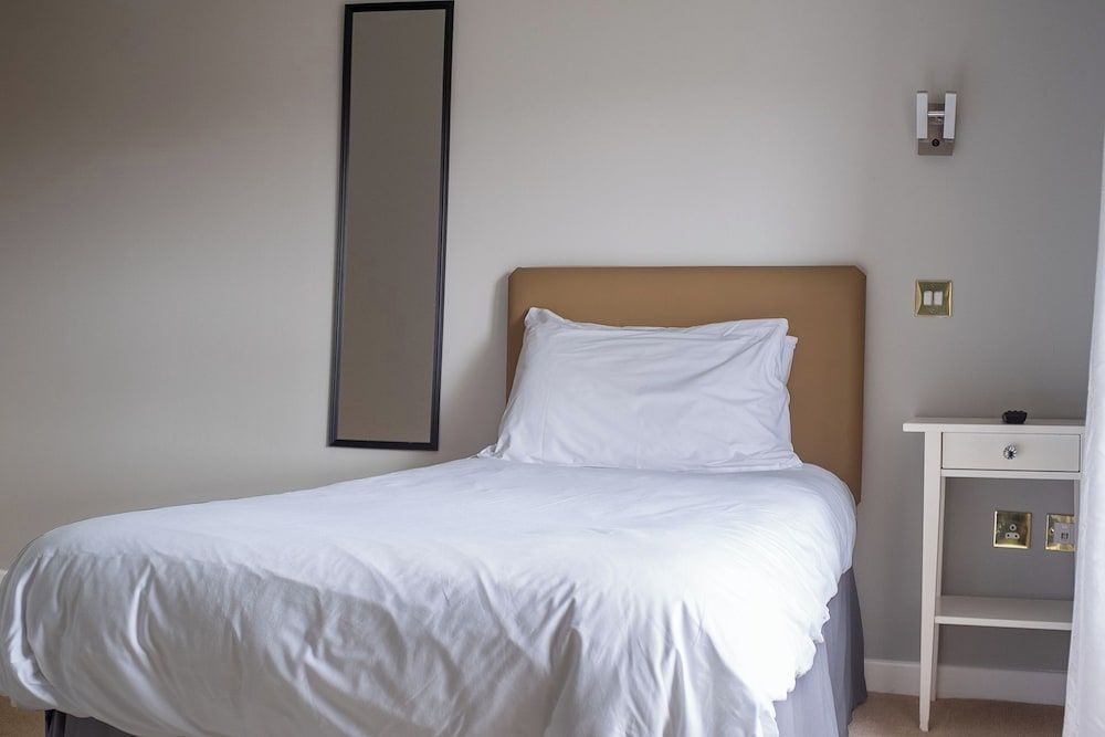 Airlie Arms Hotel Single Room, Ensuite 2