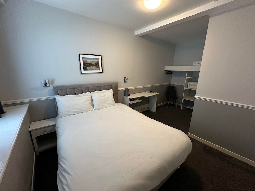 Airlie Arms Hotel Double Room, Ensuite (Dog Allowed) 2