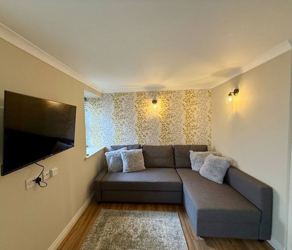 Airlie Arms Hotel Apartment, 2 Bedrooms, Private Bathroom (Upper Flat) 2