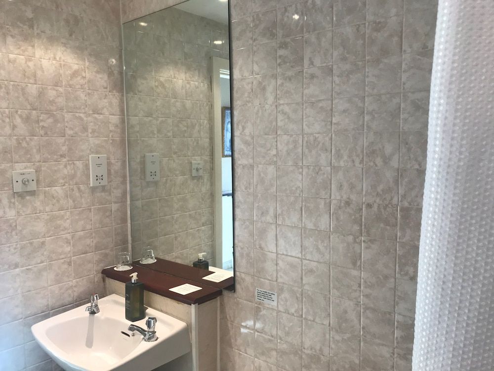 Cairn Hotel Classic Single Room 4