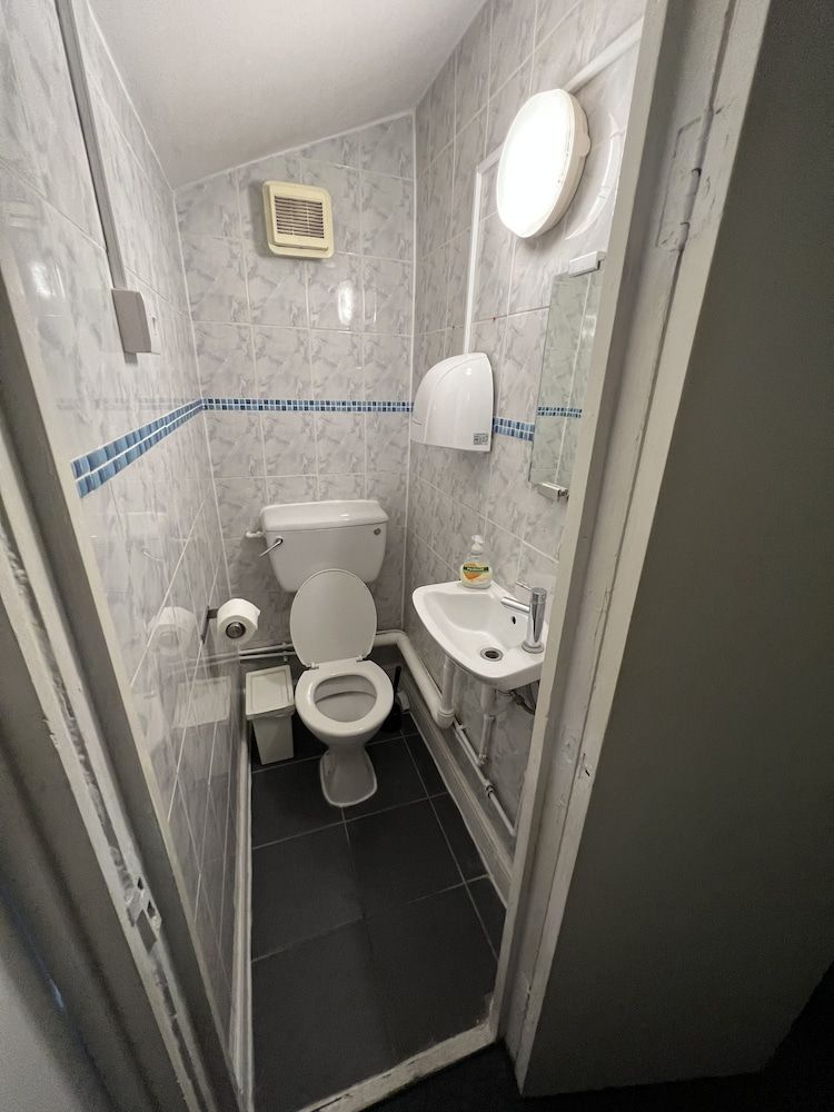 Goodwood Hotel Twin Room, Shared Bathroom 3