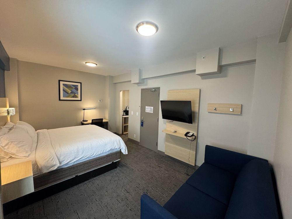 Suite, 1 King Bed, Accessible (Mobility, Accessible Tub)