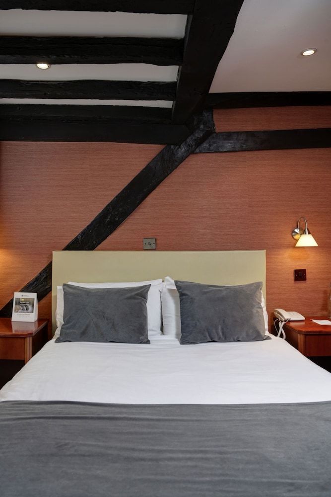 The Rose and Crown Hotel – Tonbridge Standard Double Room, Ensuite, City View 3